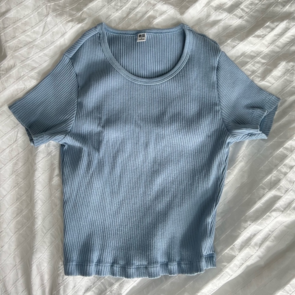 Cute ribbed blue Uniqlo short sleeve crop top